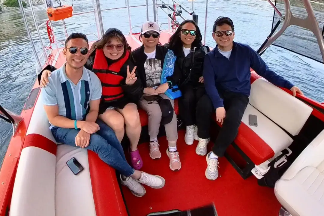 surfer-friends-at-the-beach