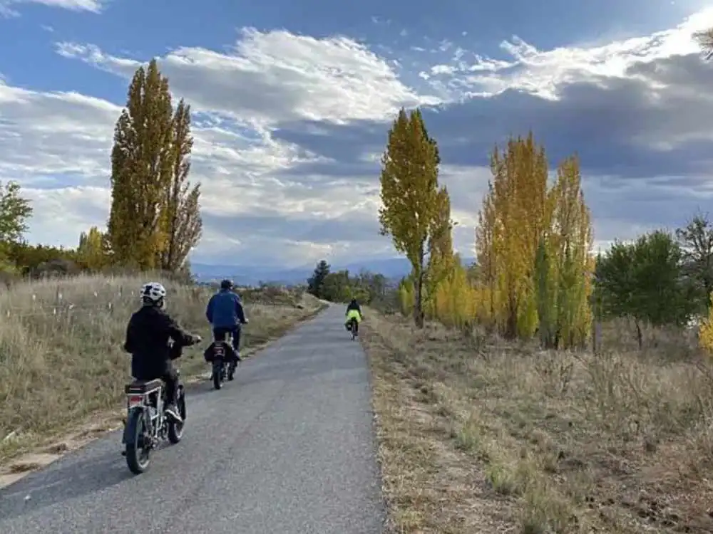 Cyclists riding the Apple Capital Loop Trail beside the Columbia River in Wenatchee