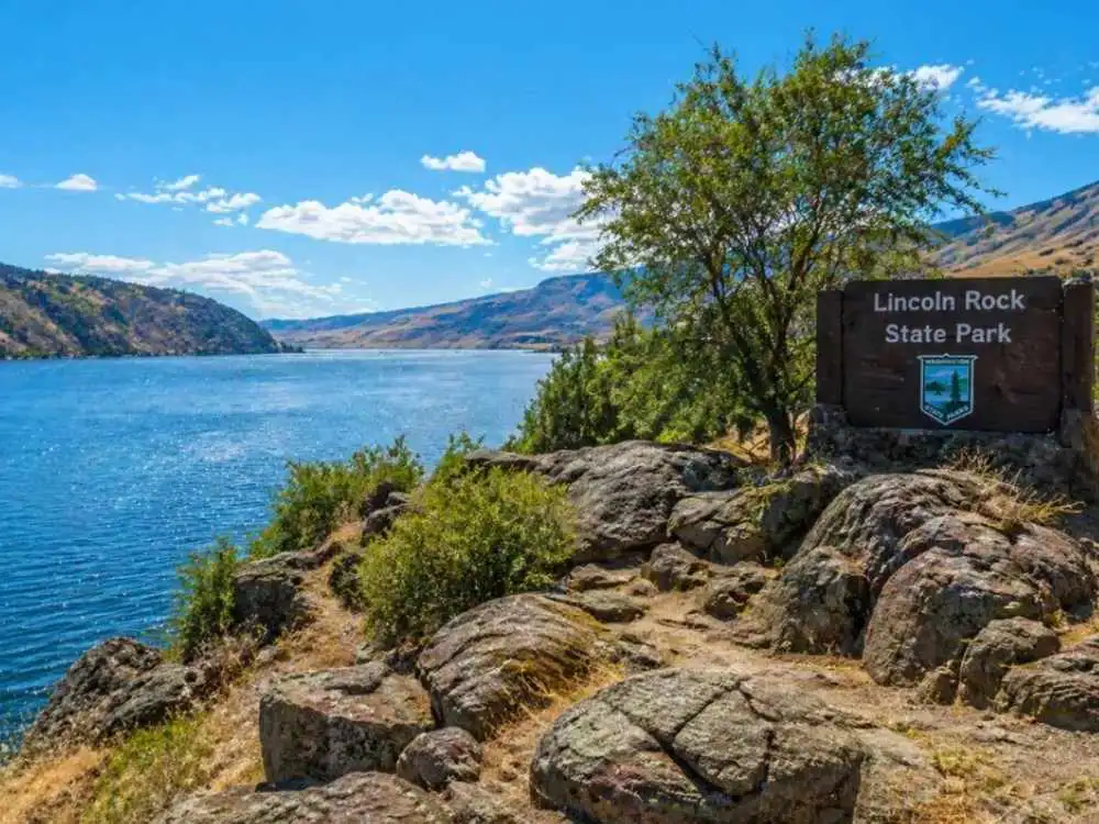 rocky shoreline and river views at lincoln rock state park